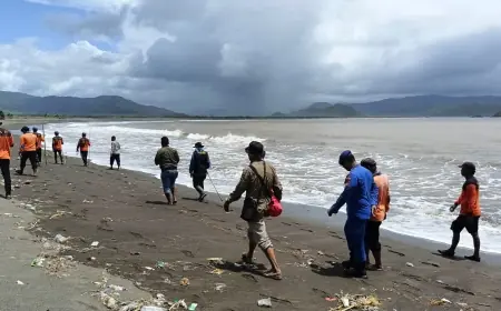 Perahu Nelayan Karam Diterjang Ombak di Pantai Watu Ulo Jember, Satu Nelayan Hilang