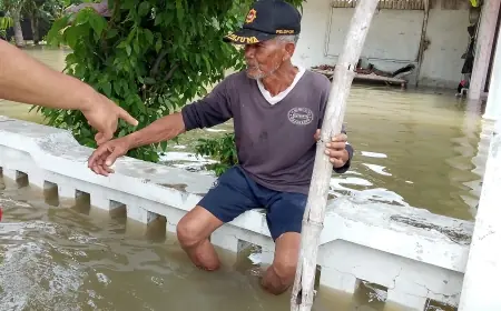Banjir di Mojokerto masih Setinggi 1,5 Meter, Bupati Tetapkan Status Darurat Bencana