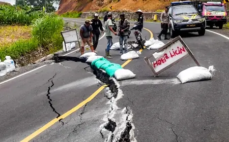 JLS Donomulyo Malang Rusak Parah, Kendaraan Tak Bisa Lewat