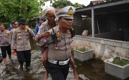 Polantas di Mojokerto Gendong Lansia Korban Banjir Sejauh 500 Meter