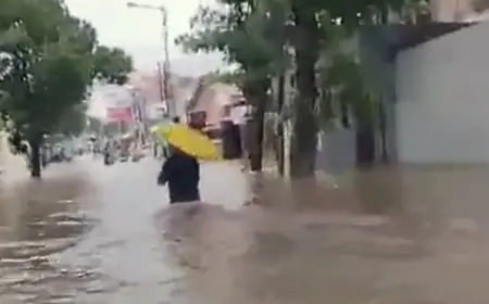 Banjir Kepung Jember, Rumah Bupati Terendam Air  