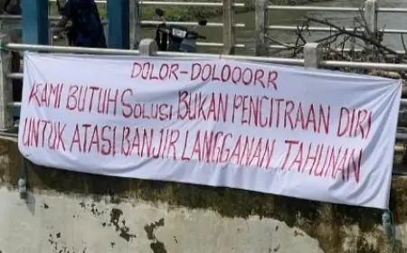 Pemerintah Dinilai tak Becus Urus Banjir, Warga Jombang Luapkan Emosi di Pintu Air Mojokerto