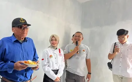 Relawan di Kediri Renovasi Rumah Lansia