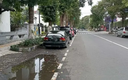 Paksakan WTN, Lajur Sepeda di Bondowoso Malah Jadi Tempat Parkir