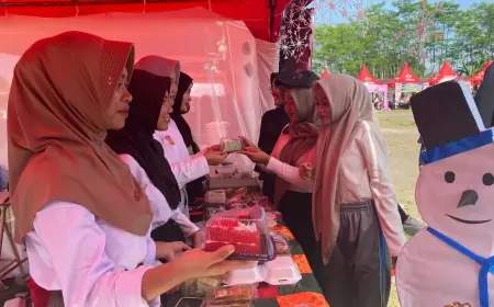 Gelar Dies Natalis ke-53, Siswa SMK PGRI 5 Kencong Jual Kue Khas Natal