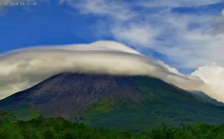 Keajaiban Alam, Awan Lentikular Muncul di Gunung Merapi, Apakah Tanda Cuaca Ekstrem?