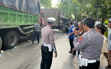 Hindari Truk Parkir, Dua Tronton di Kota Probolinggo Adu Banteng