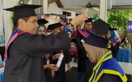 Lagi, Puluhan Orang Tua Hebat di Bondowoso Diwisuda