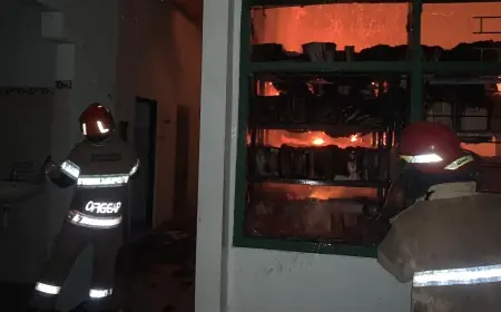 Gedung Milik Pemkab Bojonegoro Terbakar Saat Hujan di Malam Hari