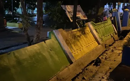 Banjir di Mojokerto Lumat Pagar SDN Jolotundo 2 hingga Roboh