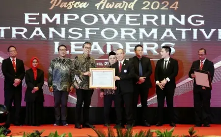 Busrul Iman, Dirut Bank Jatim Terima Penghargaan dari Sekolah Pascasarjana Unair