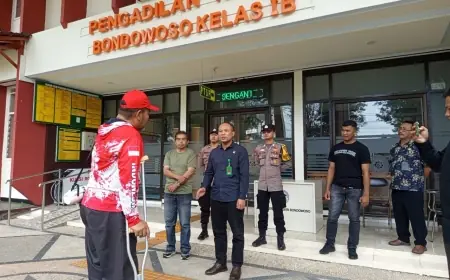 Tuntut Keadilan Kliennya, Kuasa Hukum Tergugat Sengketa Tanah Gelar Demo Tunggal di Depan PN Bondowoso