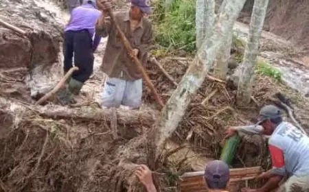 Butuh Bantuan Pipa, Warga Desa Sulek Bondowoso Cari Sisa Paralon dan Mandi Air Saluran Irigasi