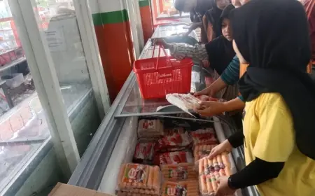 Jelang Tahun Baru 2025, Toko Frozen Food di Jombang Diserbu Pembeli