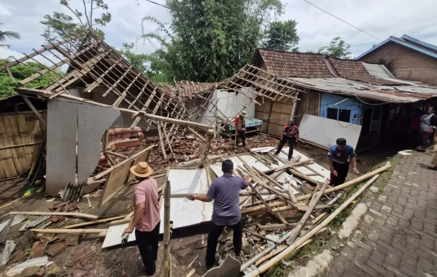 Cuaca Ekstrem Sebabkan Rumah Warga di Bondowoso Roboh