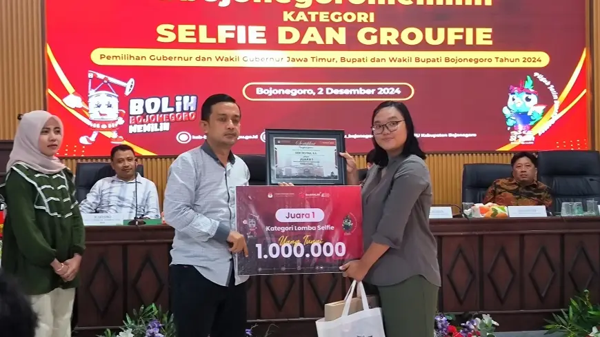 KPU Bojonegoro Serahkan Hadiah Lomba Foto