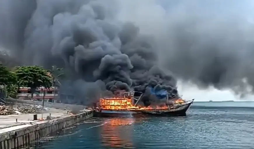 Kebakaran Hebat Landa Dua Kapal Ikan di Pelabuhan Banyuwangi , Satu Kapal Terdorong ke Laut