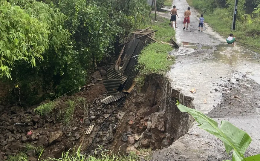 Akibat Hujan Deras, Jalan Longsor Sedalam 6 Meter di Desa Mojorejo Mojokerto