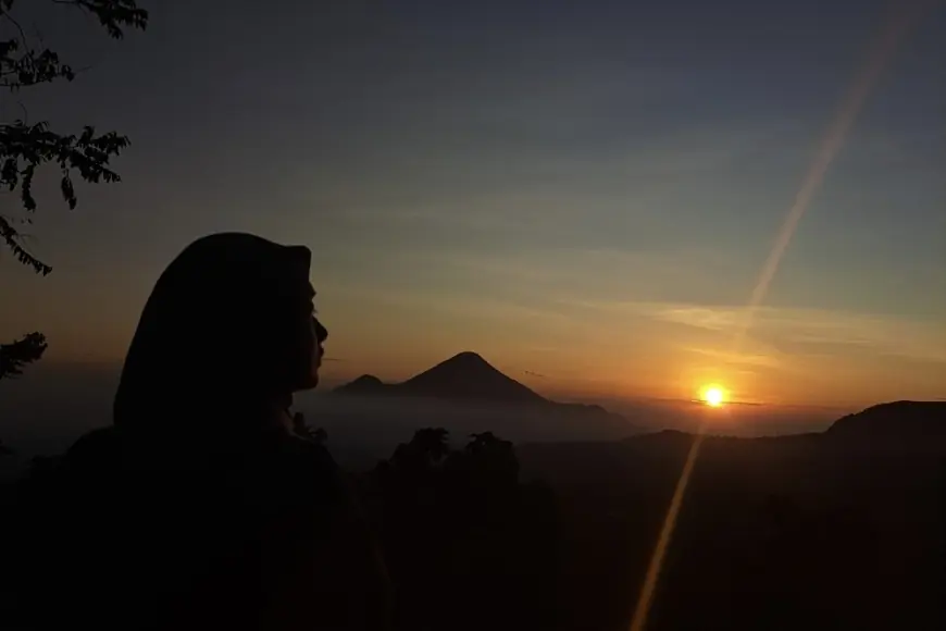 Gunung Lorokan, Nikmati Sunrise Memukau dan Kesegaran Air Terjun dalam Pendakian 45 Menit