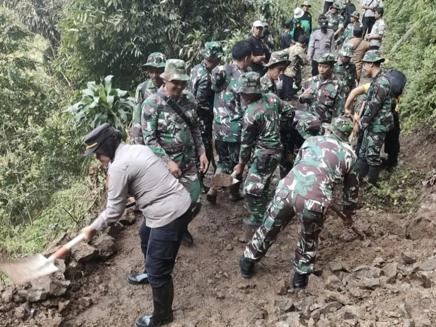 Polisi dan TNI Kerja Bakti Perbaiki Jalan Rusak akibat Longsor di Madiun