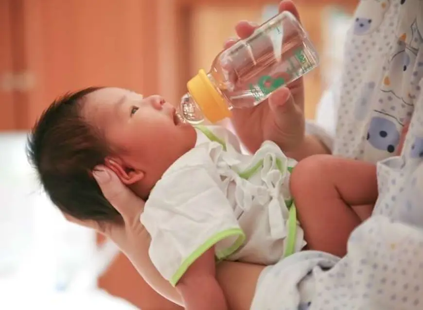 Bahaya Memberikan Air Putih untuk Bayi di Bawah 6 Bulan