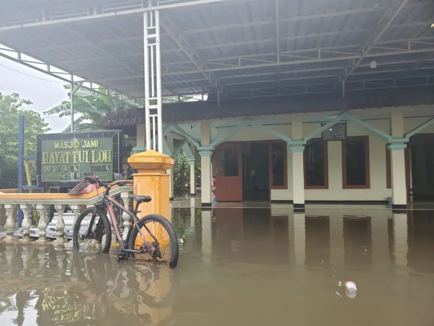 Hujan Deras Sebabkan Ratusan Rumah di Mojokerto Terendam Banjir