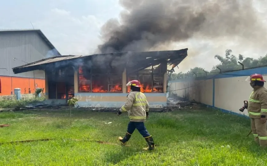 Sebuah Rumah di Dekat Gudang Bulog Probolinggo Nyaris Jadi Arang