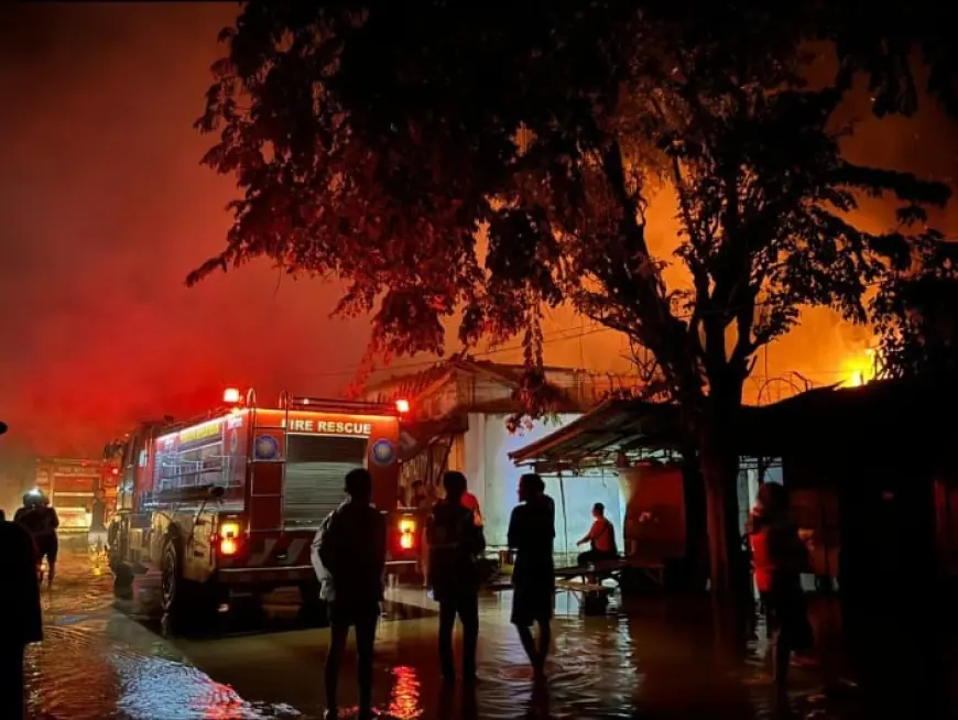 Sebab Karbit Terendam Banjir, Toko Kelontong di Pasuruan Hangus Terbakar