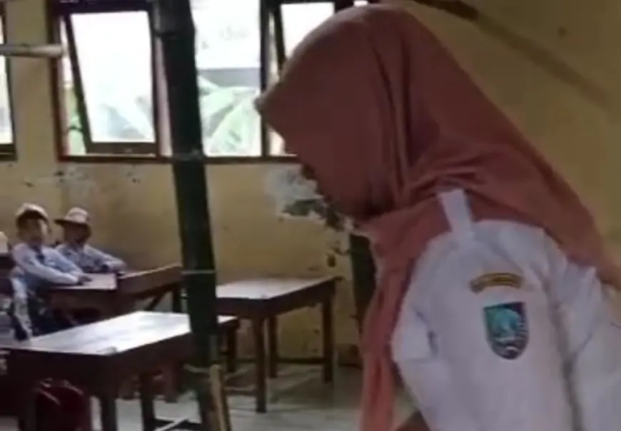 Miris, Siswa SD di Jombang Belajar di Bawah Atap Bangunan Bocor