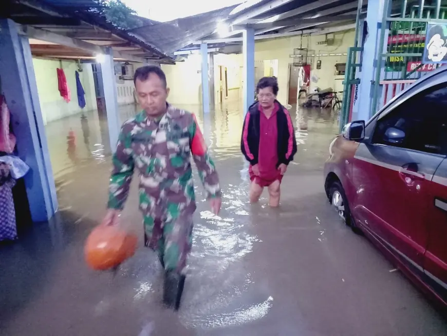 Banjir di Jombang belum Surut, Puluhan Lansia dan Balita Diungsikan