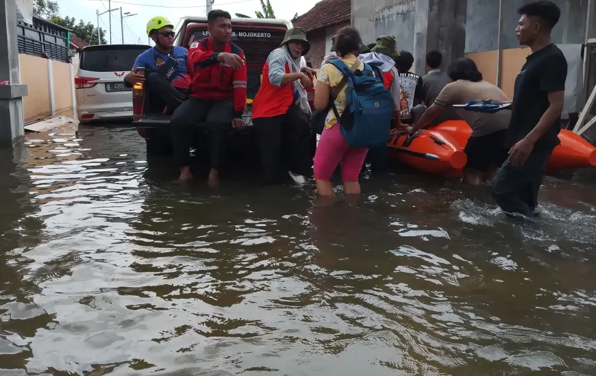 Evakuasi Korban Banjir Sakit Stroke dan Ibu Hamil di Mojokerto Berlangsung Dramatis