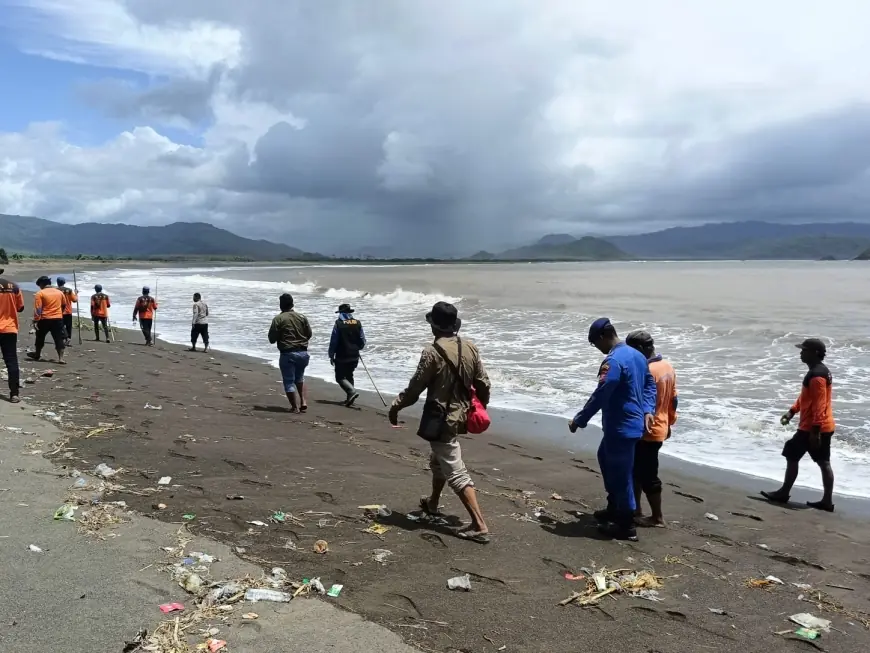 Perahu Nelayan Karam Diterjang Ombak di Pantai Watu Ulo Jember, Satu Nelayan Hilang