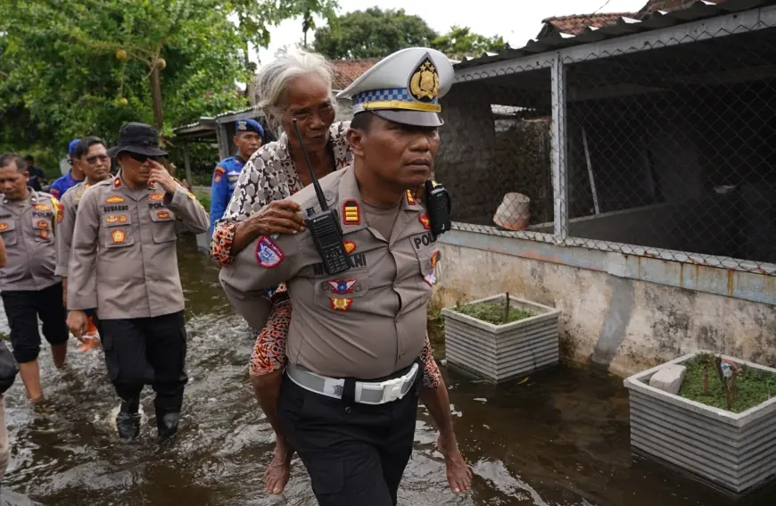 Polantas di Mojokerto Gendong Lansia Korban Banjir Sejauh 500 Meter