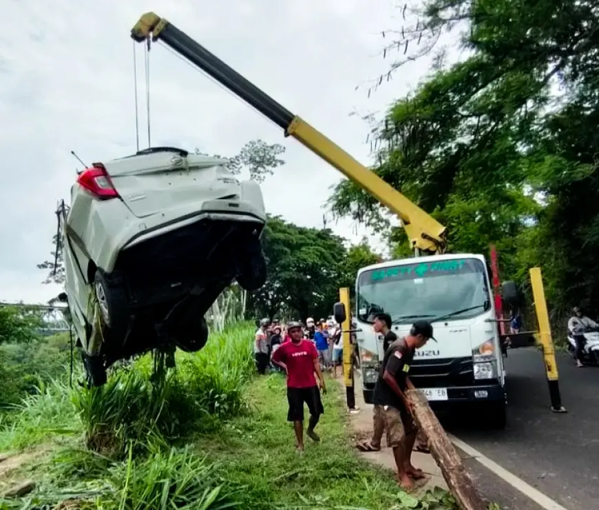 Mobil Masuk Jurang di Karangkates Malang telah Dievakuasi