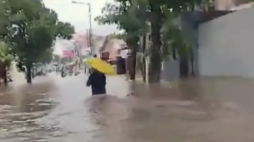 Banjir Kepung Jember, Rumah Bupati Terendam Air  