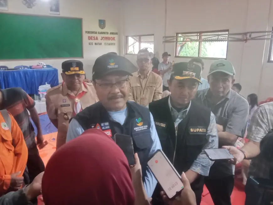 Menteri Sosial Tinjau Banjir Jombang, Bawa Bantuan Senilai Rp 300 Juta