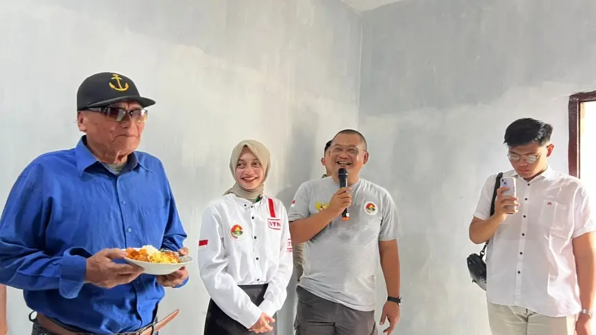 Relawan di Kediri Renovasi Rumah Lansia