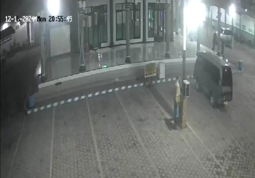 Eks Psikotik Terekam CCTV Curi Kotak Amal Masjid di Maesan Bondowoso