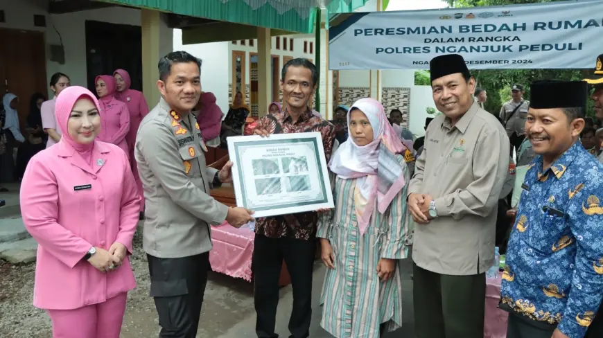 Polisi Nganjuk Bantu Tekan Angka Kemiskinan Melalui Bedah Rumah