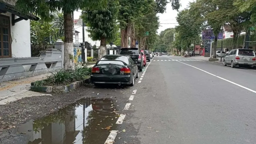 Paksakan WTN, Lajur Sepeda di Bondowoso Malah Jadi Tempat Parkir