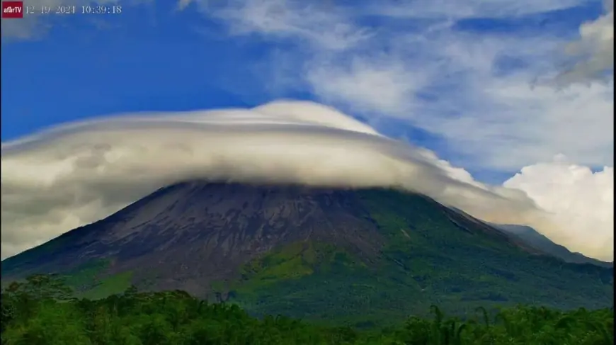 Keajaiban Alam, Awan Lentikular Muncul di Gunung Merapi, Apakah Tanda Cuaca Ekstrem?