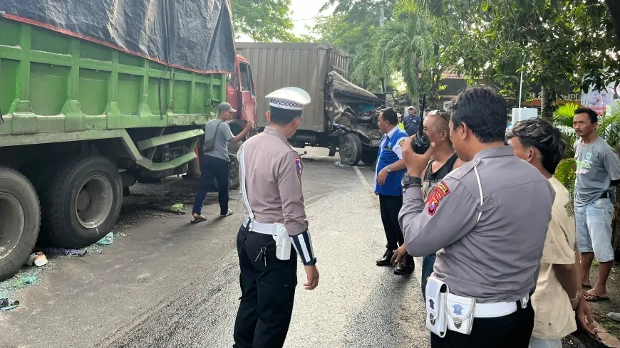 Hindari Truk Parkir, Dua Tronton di Kota Probolinggo Adu Banteng