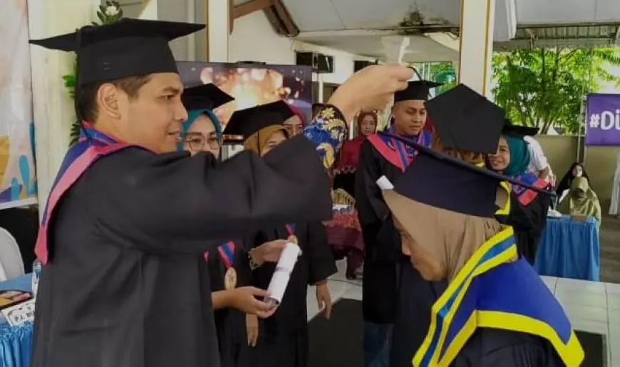 Lagi, Puluhan Orang Tua Hebat di Bondowoso Diwisuda