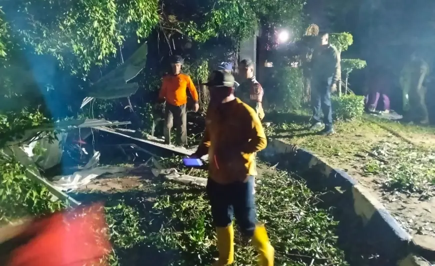 Selain Rusak Pos Pengamanan Nataru, 4 Pohon Tumbang di Mojokerto Juga Timpa Sejumlah Fasum