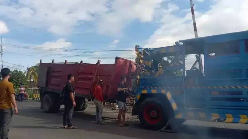 Kereta Kertanegara Tabrak Truk Gandeng di Blitar saat Penjaga Palang Tidur