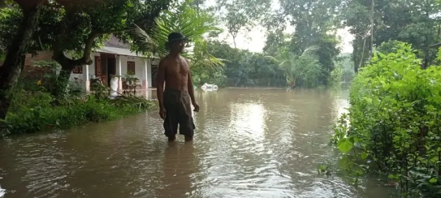 2 Jam Diterjang Hujan, Desa Jogomerto di Nganjuk Terancam Banjir dan Longsor