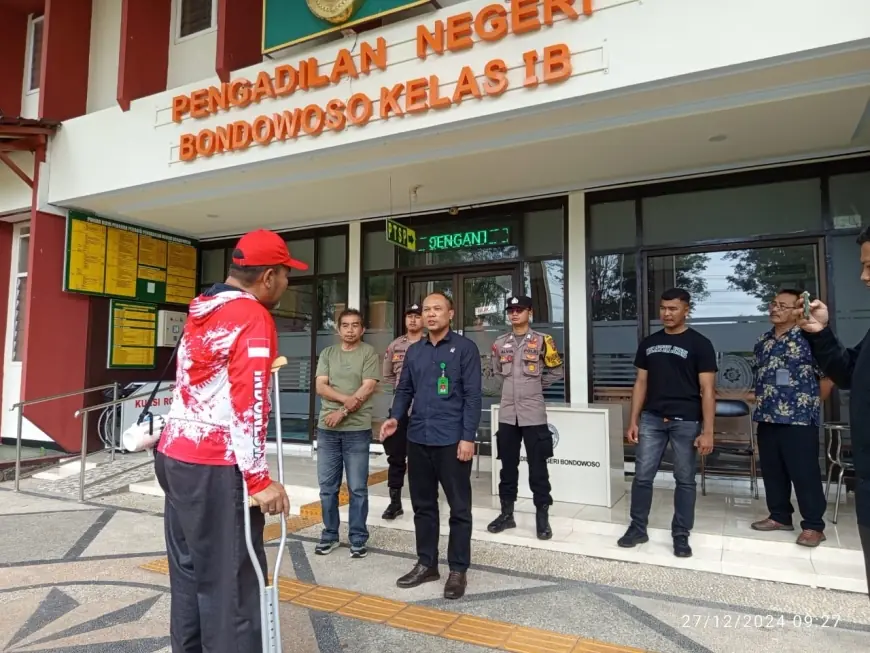 Tuntut Keadilan Kliennya, Kuasa Hukum Tergugat Sengketa Tanah Gelar Demo Tunggal di Depan PN Bondowoso