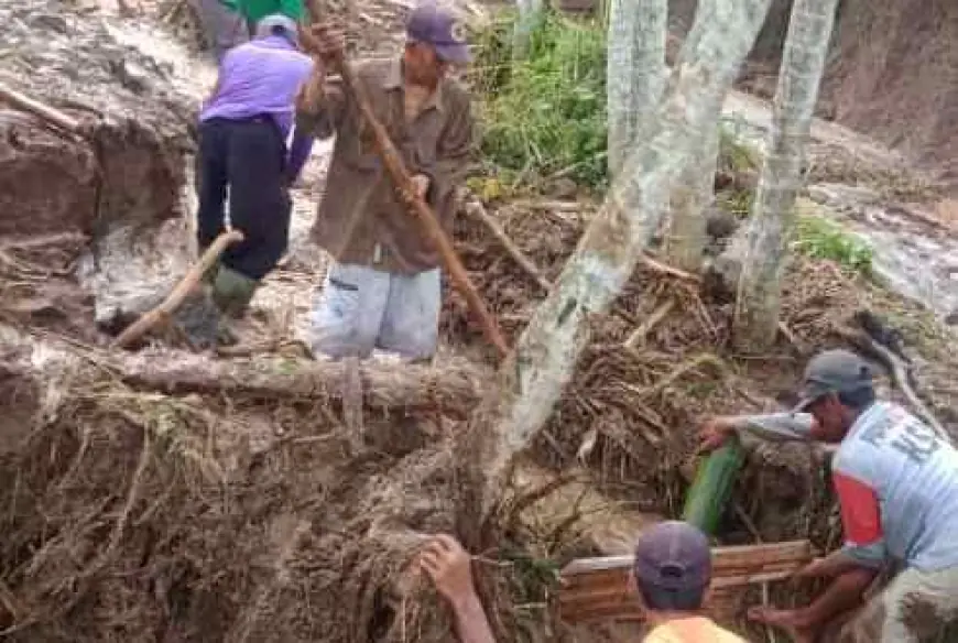 Butuh Bantuan Pipa, Warga Desa Sulek Bondowoso Cari Sisa Paralon dan Mandi Air Saluran Irigasi