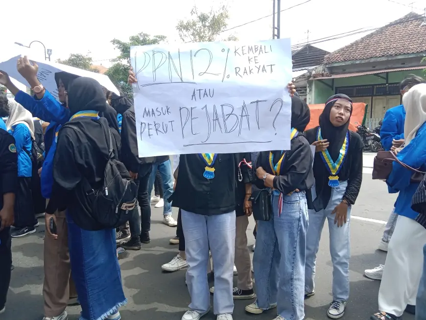 Mahasiswa di Jombang Kepung Kantor DPRD Tolak Kenaikan PPN 12 Persen