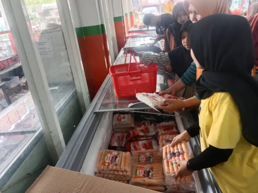 Jelang Tahun Baru 2025, Toko Frozen Food di Jombang Diserbu Pembeli